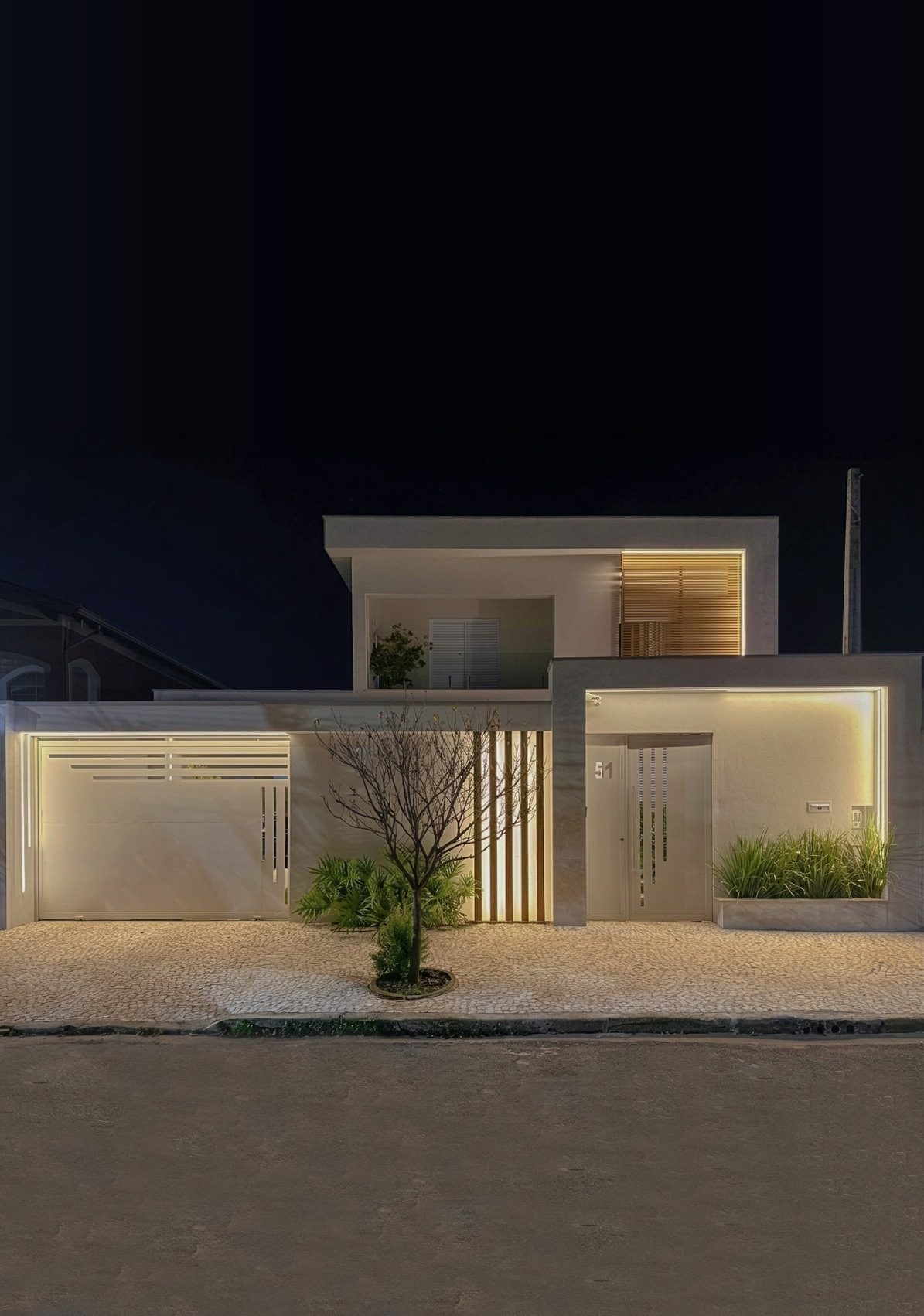 Fachada da casa reformada à noite