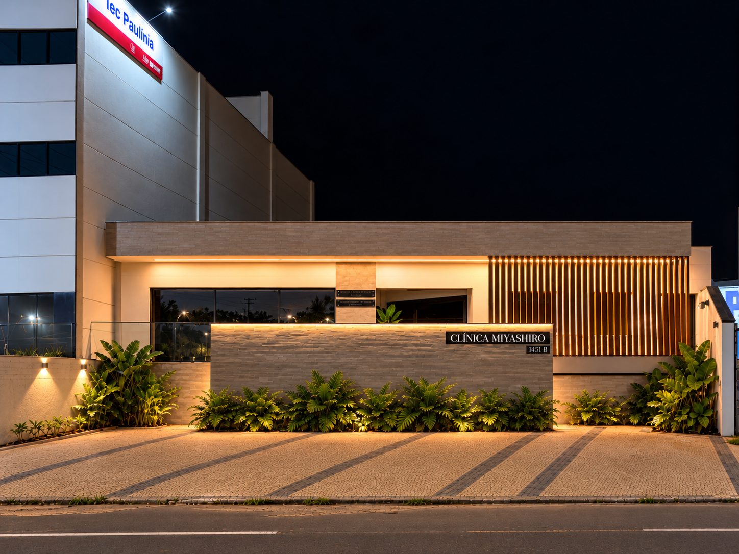 Fachada da clínica à noite
