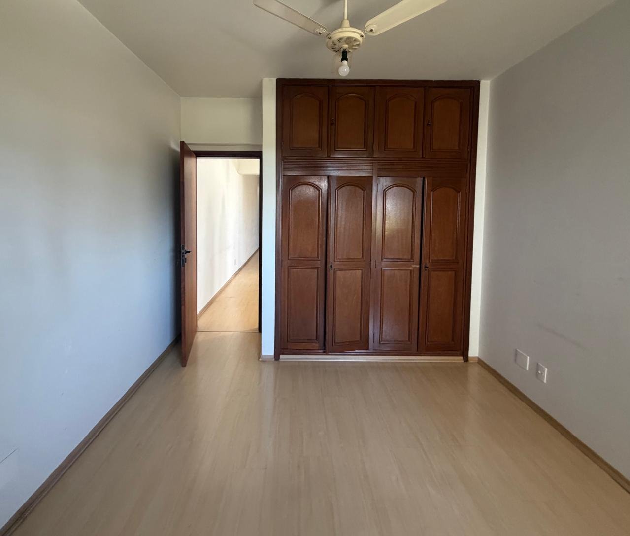 Quarto antes do projeto, com o armário