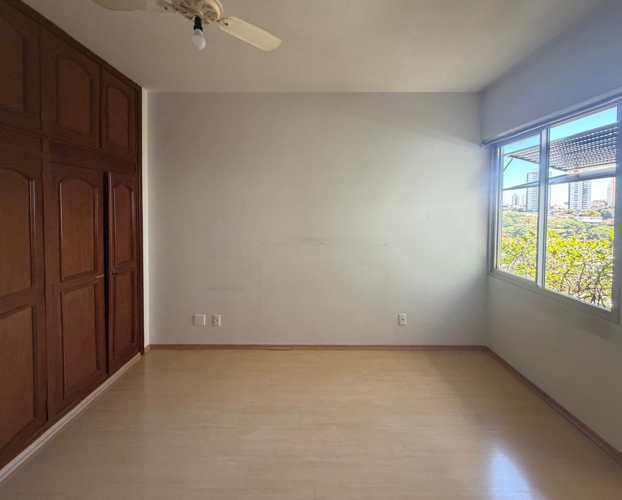 Quarto antes do projeto, parede da cama